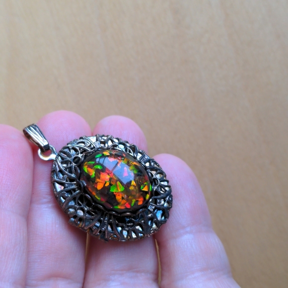 Vintage filigree locket pendant with opal-like center cabochon - Picture 6 of 14